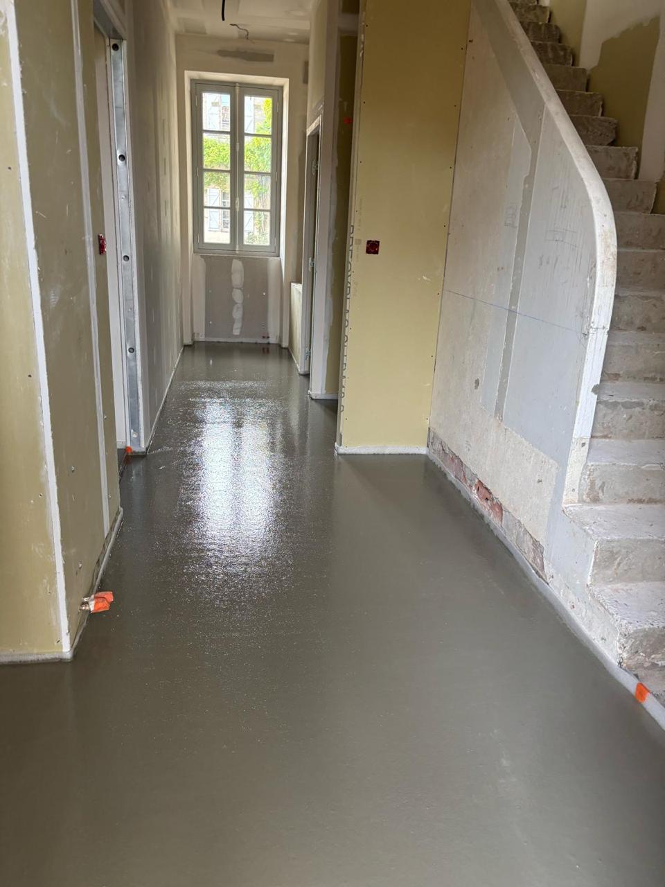 Coulage chape liquide couloir rénovation - Ovalpro