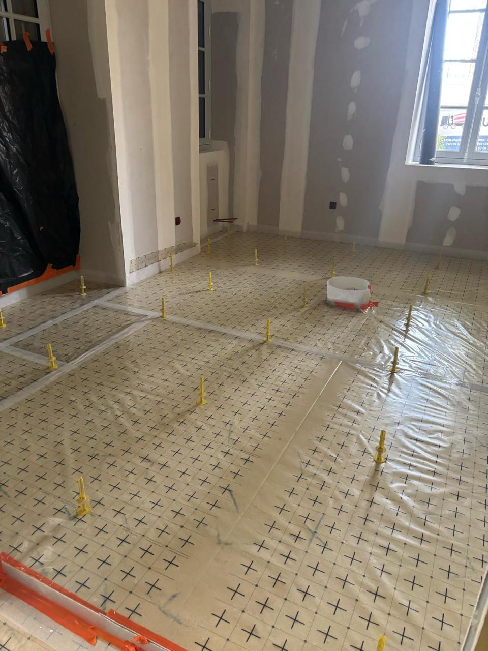 Préparation isolant et trépieds avant coulage chape - Ovalpro